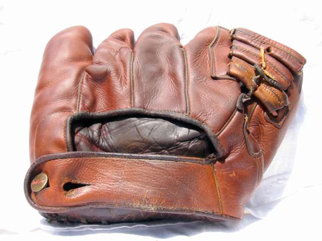 Lefty Gomez Wilson 601 Short Fingers Back